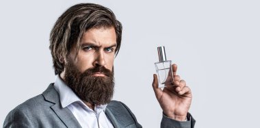 Parfüm şişesi. Erkek parfümü, parfüm. Erkek parfümü ve parfüm ürünleri.