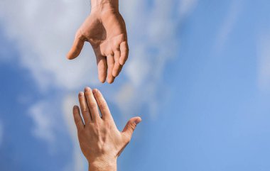Eller yardım etsin, dikey, gökyüzü. Uzanmasına yardım etmek, kurtuluş. Yardım elini kapat. İki el, silah arkadaşı, takım çalışması. Boşluğu kopyala.