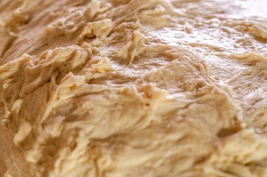 Yuvarlanmış hamur dokusu. Yakın çekimde mayalanmış hamur, ev yapımı. Taze yoğurulmuş hamur, yakın plan mayalanmış hamur..