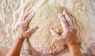 Hazırlık hamurları. Hazırlık hamuru kadın eli gibidir. Pastanede erkeklerin elinden para kazanıyordum. Yemek konsepti. Eller hamur. Kadın eli pizza için hamur yapıyor. Mutfakta şef mangır hazırlar..