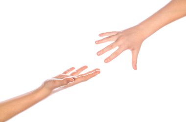 Yardım, yardım, destek. Birbirine uzanan iki eli kapat. Kurtuluş, kurtarma, arkadaşlık, rehberlik, yardım, yardım kavramı. Mans çocuğun elini tutuyordu. Çocuk ve kadın elleri.