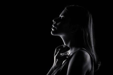 Parfüm şişeli kadınlar. Parfüm şişesi tutan bir kız. Parfüm kullanan güzel bir kız. Parfüm şişesi olan kadın. Siyah ve beyaz.