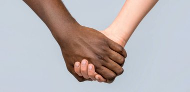 Irkçılık yok. Siyah ve beyaz insan elleri modern bir tokalaşmayla birbirlerine dostluk ve saygı gösterirler. Siyah beyaz çift. Tokalaşma, kavram. Eller siyah ve beyaz.