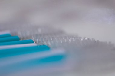 Açık mermer arka planda kirpikleri ve kaşları için beyaz ve mavi fırçalar