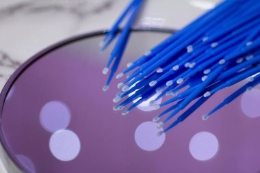 Ayna arka planında Bokeh ile kirpikleri için mavi mikrofırça seti