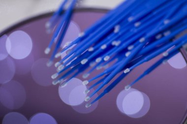 Ayna arka planında Bokeh ile kirpikleri için mavi mikrofırça seti