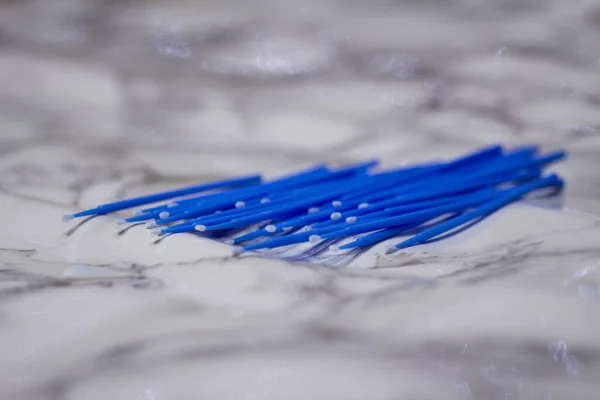 Set Microbrushes Biru Untuk Bulu Mata Pada Latar Belakang Marmer — Stok Foto