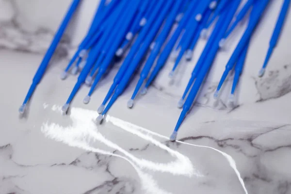Set Micropinceles Azules Para Pestañas Sobre Fondo Mármol Claro — Foto de Stock