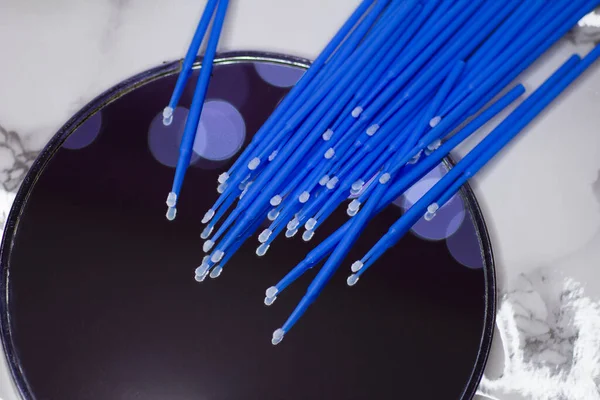 Set Micropinceles Azules Para Pestañas Sobre Fondo Espejo Con Bokeh — Foto de Stock