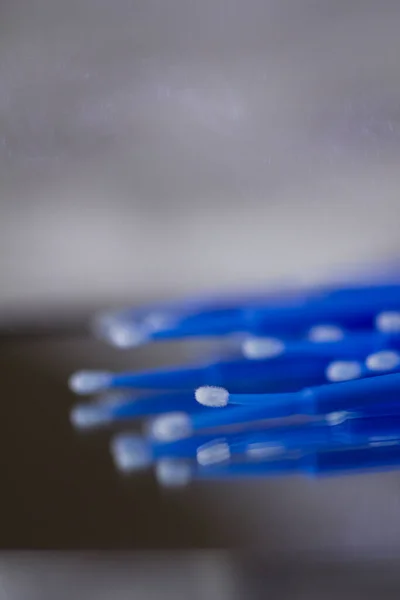 Σύνολο Μπλε Microbrushes Για Βλεφαρίδες Φόντο Καθρέφτη Bokeh — Φωτογραφία Αρχείου