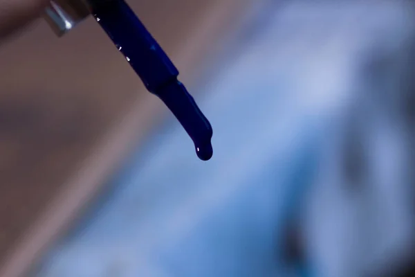 Uma Gota Laca Azul Close Escova — Fotografia de Stock