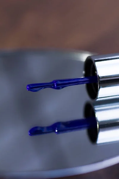 Escova Com Esmalte Azul Espelho — Fotografia de Stock