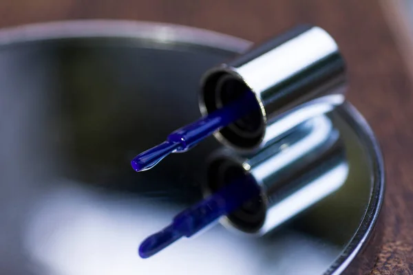 Escova Com Esmalte Azul Espelho — Fotografia de Stock