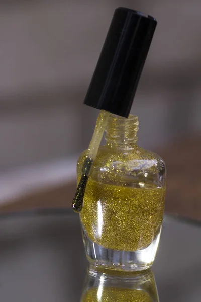 Flaska Genomskinligt Guld Glitter Nagellack Spegelyta — Stockfoto