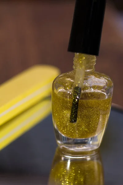 Flaska Genomskinligt Nagellack Med Guldglitter Och Gul Nagelfil Spegelytan — Stockfoto