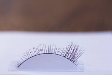 Kirpik uzantısını eğitme süreci beyaz arka planda 3d yakın plan