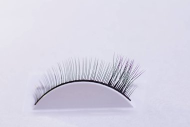 Kirpik uzantısını eğitme süreci beyaz arka planda 3d yakın plan