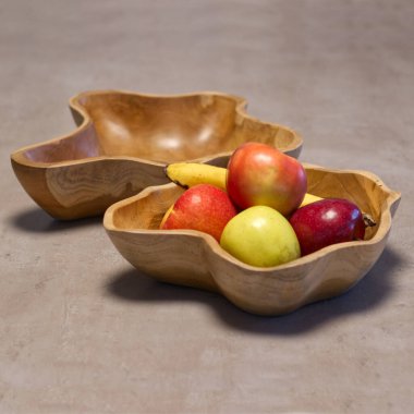 Tahta masada muzlu bir kase elma. 