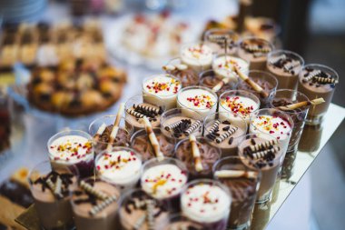 Enfes düğün resepsiyonu tatlı masası çeşitli tatlılar, kekler, meyveler ve turtalar. 