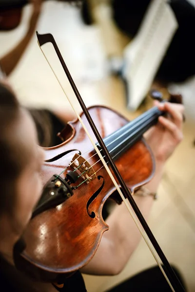 Vista Detalhada Uma Mulher Irreconhecível Tocando Violino Público — Fotografia de Stock