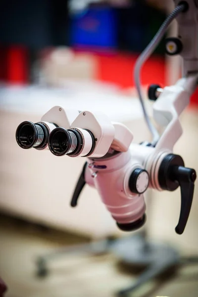 Närbild Ett Vitt Nytt Elektroniskt Mikroskop Ett Laboratorium — Stockfoto