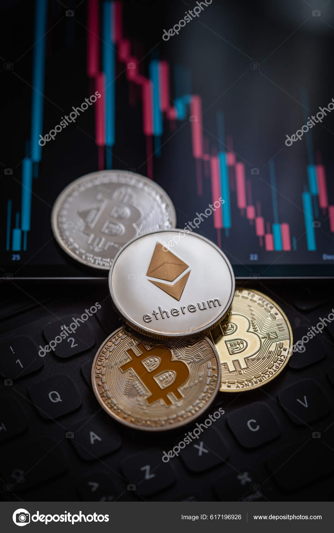 Pila Montón Oro Varias Criptomonedas Cerca Monitor Con Gráfico Vela — Foto  editorial de stock #617196926 ©bizoon