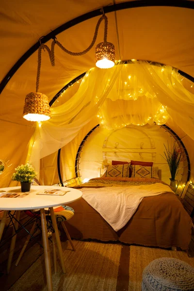 Цветное Изображение Изнутри Палатки Уютной Кроватью Одеялами Подушками Огнями Глампинге Стоковое Фото