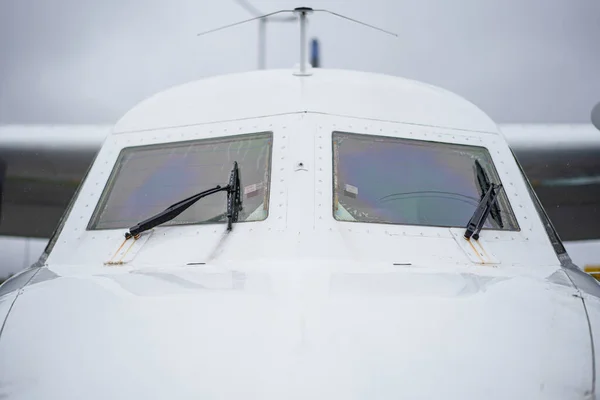 Zamknij Przodu Widok Zewnątrz Biały Samolot Jet Kokpit — Zdjęcie stockowe