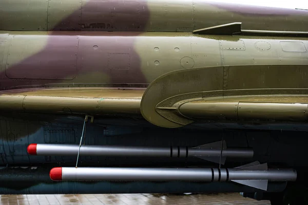 Zblízka Záběr Nějaké Falešné Rakety Stíhacím Tryskovém Letadle — Stock fotografie