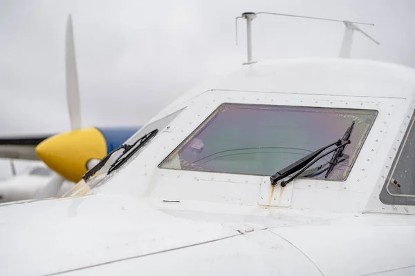白色喷气式飞机驾驶舱的近前外视野 — 图库照片