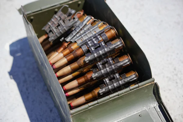 Close Shot Machine Gun Belt Loaded Cartridges Ammo Box lizenzfreie Stockbilder