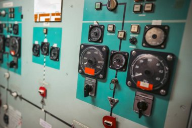 Birçok düğmesi olan bir kontrol panelinin resmi.