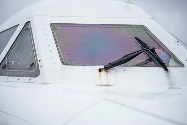 Közelről Egy Fehér Sugárhajtású Repülőgép Pilótafülkéje Előtt — Stock Fotó