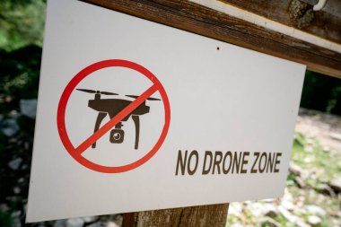 İHA 'sız bölge işaretinin yakın çekim görüntüsü. 