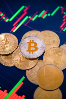 Mum çubuğu grafik çizelgesi ve dijital arkaplanı olan çeşitli kripto para birimleri yığın veya yığın.