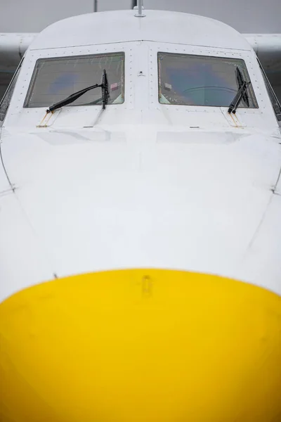Zavřít Přední Pohled Bílý Tryskáč Letadla Kokpit — Stock fotografie