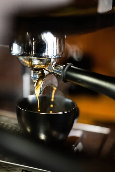 Kávéfőző Gőzölgő Kávéfőző Gép Fekete Csészébe Öntve — Stock Fotó