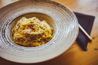 Bir tabak spagetti carbonara makarna yakın çekim.