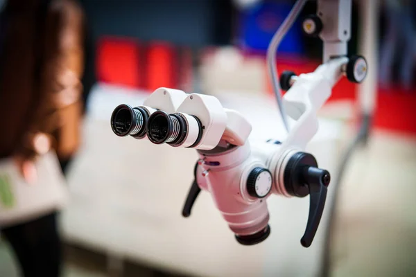 Primer Plano Nuevo Microscopio Electrónico Blanco Laboratorio — Foto de Stock