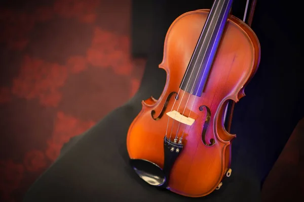 黒い椅子の上のバイオリンの詳細ビュー — ストック写真
