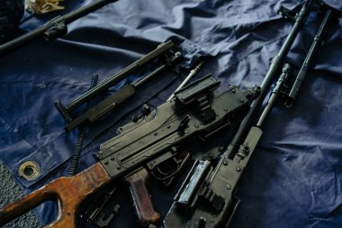 Parçalanmış bir makineli tüfeğe yakın çekim.