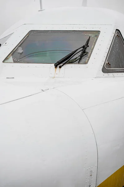Zavřít Přední Pohled Bílý Tryskáč Letadla Kokpit — Stock fotografie