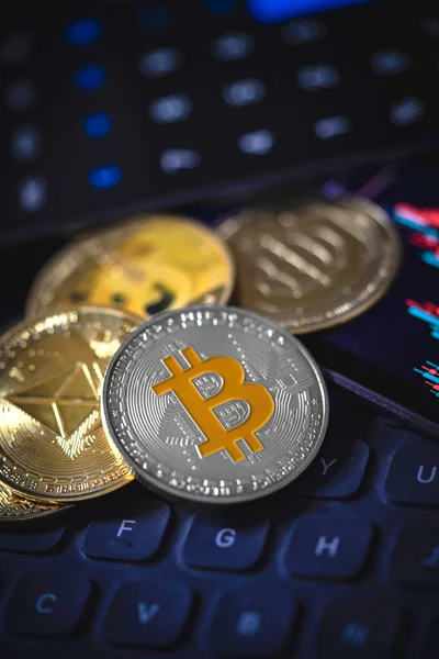 Bitcoin Ethereum Pièces Crypto Monnaie Avec Graphique Bâton Bougie Clavier — Photo