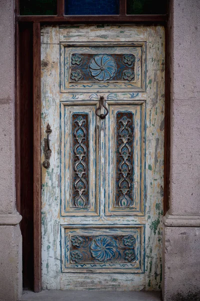 Eski Tarz Ahşap Bir Kapının Renkli Görüntüsü — Stok fotoğraf