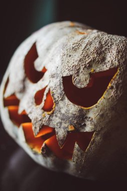 Oyulmuş korkunç bir balkabağı, Cadılar Bayramı süslemesi..