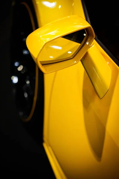 Sarı Spor Arabanın Yan Dikiz Aynası Görüntüsü — Stok fotoğraf