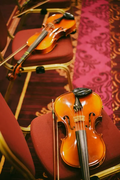 Detail View Two Violins Some Chairs — Stock Photo, Image