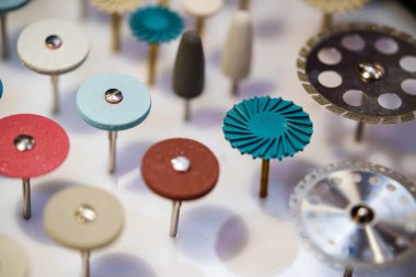 Küçük matkap dairesel disk elle oyma, kesme ve cilalama için ayarlandı.