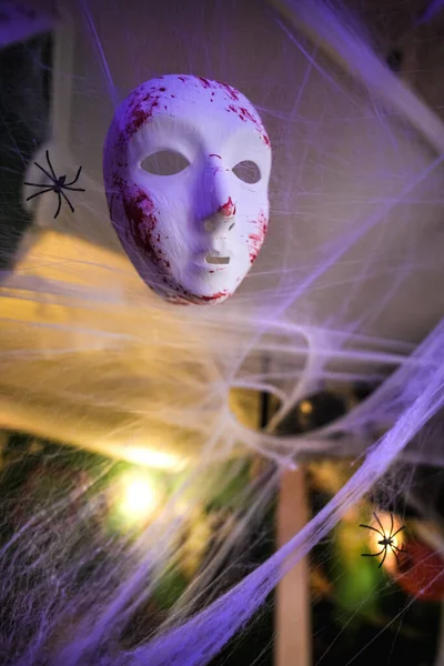 할로윈 장식으로 사용되는 거미줄 거미에 마스크의 이미지 — 스톡 사진