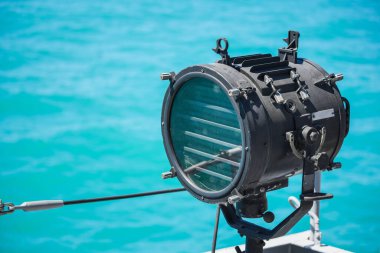 Donanma savaş gemisinde bir projektör ya da spot ışığı.